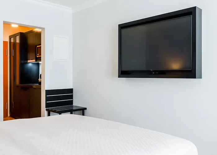 Moderne 1 Zimmer Ferienwohnung Mit Sonnenterrasse Und Parkplatz, In Ruhiger Lage, Nur Wenige Gehminuten Zum Ostsee Sandstrand
